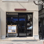 奥に長いお店です。