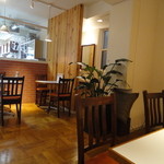 木の温もりを感じる素敵な店内です。