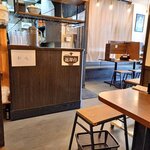 Kunugiya - 奥の席から店入り口方向を撮る。