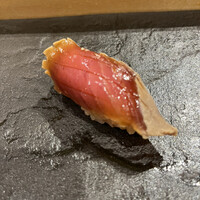 まんてん鮨 日比谷オクロジ店 - お昼のおまかせ３８５０円。メジマグロ漬け。柵ごと漬けにしてあります。メジマグロだと漬けの味が強く感じられますか、美味しくいただきました(^｡^)