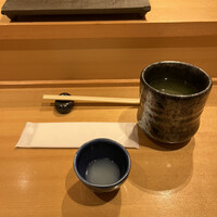 まんてん鮨 日比谷オクロジ店 - お昼のおまかせ３８５０円。しじみの出汁。最近よく見かける付き出しですね。美味しくいただきました(^｡^)