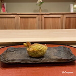 御料理 寺沢 - 毛蟹の爪肉のほぐし身､椎茸､玉葱と生海胆の花ズッキーニの揚物