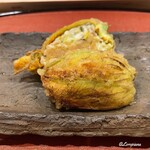 御料理 寺沢 - 中には毛蟹の爪肉のほぐし身､椎茸､玉葱と生海胆のズッキーニ