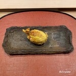 御料理 寺沢 - 毛蟹の爪肉のほぐし身､椎茸､玉葱と生海胆の花ズッキーニの揚物