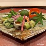 御料理 寺沢 - 蚕豆､幼雌穂､伏見唐辛子､鴨ﾛｰｽ焼､菱蟹の内子､油目砧巻､車海老旨煮､青梅蜜煮､酸漿の中に螺貝の生海胆和えにキャビア
