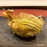 御料理 寺沢 - 毛蟹の爪肉のほぐし身､椎茸､玉葱と生海胆の花ズッキーニの揚物