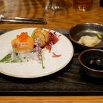 TRUNK HOTEL - 寿司2種盛り
      右手は醤油とガリが添えられます。