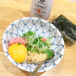 Taishuusakaba Tabachan - すきみ納豆スペシャル（￥539）。マグロすき身・なめ茸・卵黄・海苔・ネギ入り、豪快にかき回して