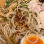 らぁ麺 まる月 - 焦がしニンニク油で味変可能