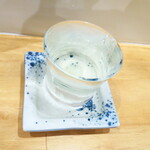 Taishuusakaba Tabachan - 冷酒「白隠正宗」辛口純米（100cc￥528）。一升瓶から小さなグラスに溢れさせる、もっきりスタイル