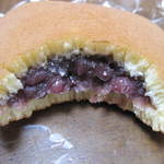 うさぎや - どら焼き　食べかけ