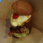 KITCHEN TSUNAGU - ハンバーガーを押さえつけて、専用の紙に挟んで