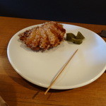 KITCHEN TSUNAGU - 付け合せのオニオンフライとピックルス