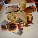 KITCHEN TSUNAGU - 友人にはデザート全種盛り合わせ