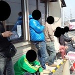 麺屋 たけ井 - 待客の列…もう、ストーブは出ていなかった…(・。・;