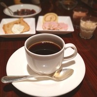 セレニティ - ランチタイムは、メインディッシュ1品チョイス＋前菜・デザートがビュッフェのスタイル。
                前菜といっても、ホテルレストランなので、メインが来るまでに、既に満足。もちろん、メインも美味しく頂きました。
                制限時間も特にないので、食後にデザートとコーヒーでゆっくり。
                桜のモンブラン、美味しかった♪
                至福のひと時〜♬
