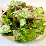 ビストロ ヒガキ - サラダ。葉物野菜中心のシンプルなドレッシング和え。