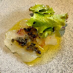 ビストロ ヒガキ - 前菜。真鯛のカルパッチョ。