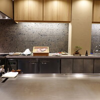 鉄板焼 宇佐見 - 清潔でゆったりした厨房のある店内