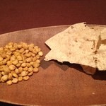 タゴール - チャナダールというスナックと、煎餅菓子（パパダーナ？）