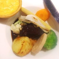 ル・トリスケル - ブフ・ブルギニヨン, キッシュと季節野菜を添えて 
