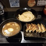 tsukememmushin - 豚骨つけ麺（並 / 半熟玉子入り） ＋ 自家製ギョーザ