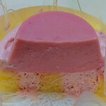 六花亭 - 苺クリームを巻いたロールケーキに苺プリン