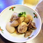 Maguro Yakitori Suda - 里芋の煮っころがし（￥600）。少量の牛ばら肉でコクを加え、肉じゃがに似た美味しさを感じさせる