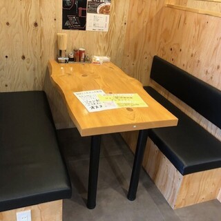 温もりのあるカフェのような空間で自慢のラーメンをどうぞ♪