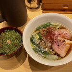 饗 くろ喜 - 「胡椒そば」1200円と「春菊めし」300円