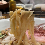 饗 くろ喜 - 「胡椒そば」専用の平打ちモチモチ麺