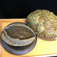 日本料理 TOBIUME - ◆ワァ～～、素晴らしい「黒鮑」さまが登場されました。900ｇの黒鮑は漁師さんも中々獲れないそうです。 最初から感激。
