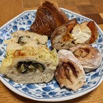 ベーカリー&レストラン 沢村 - 各種パンの断面