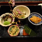 天雅 - 蛸やわらか煮　一寸豆　浅利　分葱　辛子酢味噌　小女子　茗荷　青海苔　雲丹　鮑　蕗　京人参　うすい豆　卯の花和え　スモークサーモン手毬寿司