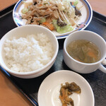 上海菜館 - 肉野菜炒めランチ（半ライス）