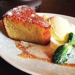loger cafe - しっとりバナナケーキ バニラアイス添え
バナナがたっぷりと練りこまれた生地。しっとりとしていて、バナナの味が濃い。おいしいです。