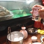 八角 - ご常連さん＆名物の「あか」小瓶（ごちそうになりました）