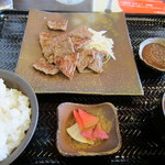 鉄板焼　勝治 - 近江牛のスライスステーキランチ　サラダ付きで１０００円