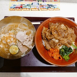 Niku No Yama Gyuu - カルビ焼肉丼(小)と冷やし豚しゃぶ冷麺(ハーフ)