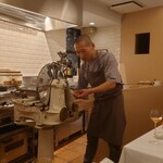 ペレグリーノ - “プロシュート・ディ・パルマ”の外腿をスライスするシェフ