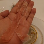 ペレグリーノ - 人肌で程よく温まった“プロシュート・ディ・パルマ”の外腿