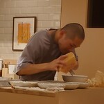 ペレグリーノ - パルミジャーノ・レッジャーノを削るシェフ