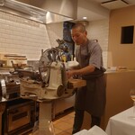 ペレグリーノ - “モルタデッラ”をスライスするシェフ