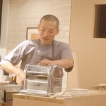 ペレグリーノ - 手打ちパスタを伸ばすシェフ