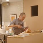 ペレグリーノ - “プロシュート・ディ・パルマ”の外腿を整えるシェフ