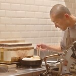 ペレグリーノ - トルタ・フリッタを揚げるシェフ