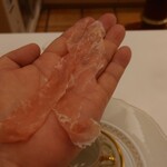 ペレグリーノ - 次に掌に乗せて全員に配り終えるまで待機