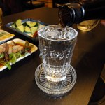 もつ焼　多しろ - 無造作に注いでいるようで・・・