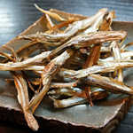 「炒りじゃこ」：パリッパリッと心地よい食感！
          小さな体から凝縮した香りと
          豪快なコク！
          