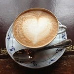 カフェ・ル・プティ・ニ・トロワ - カフェ・ラテ
            